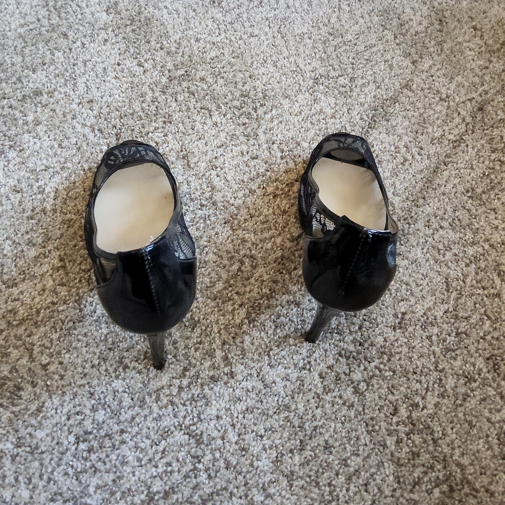 Women's size 7m GUESS shoes. Excellent condition. - Picture 2 of 3